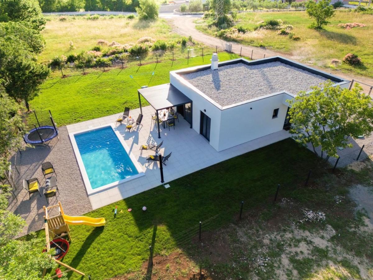 Lotta Villa *